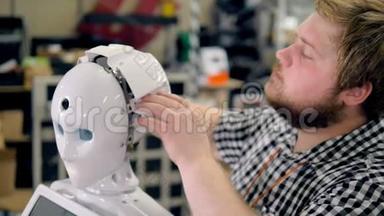 年轻人打开机器人`头。